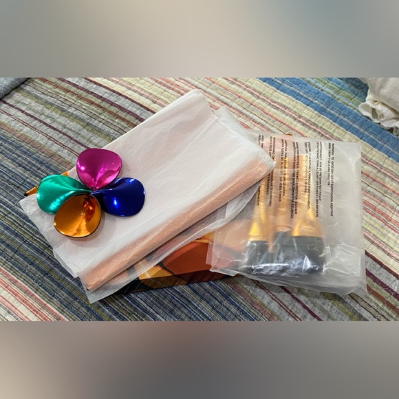 SOLD MAC Shiny Pretty Things Brush Party
Face Focus Brush Set with Pouch - Picture 2 of 6